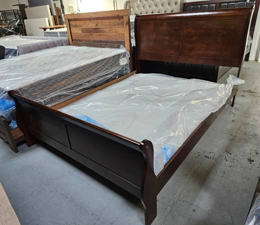 Alisdair Reddish Brown Queen Sleigh Bed