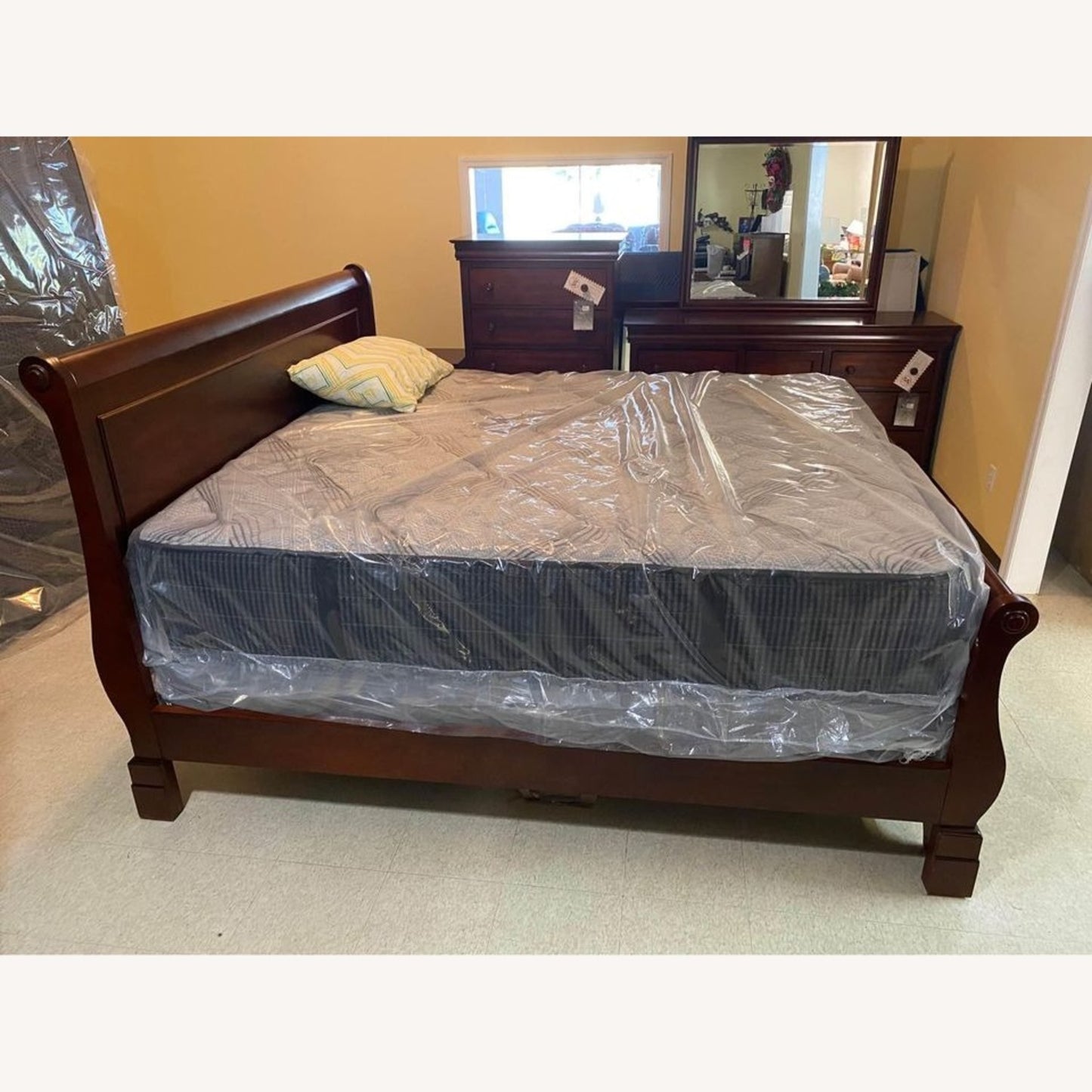 Alisdair Reddish Brown Queen Sleigh Bed